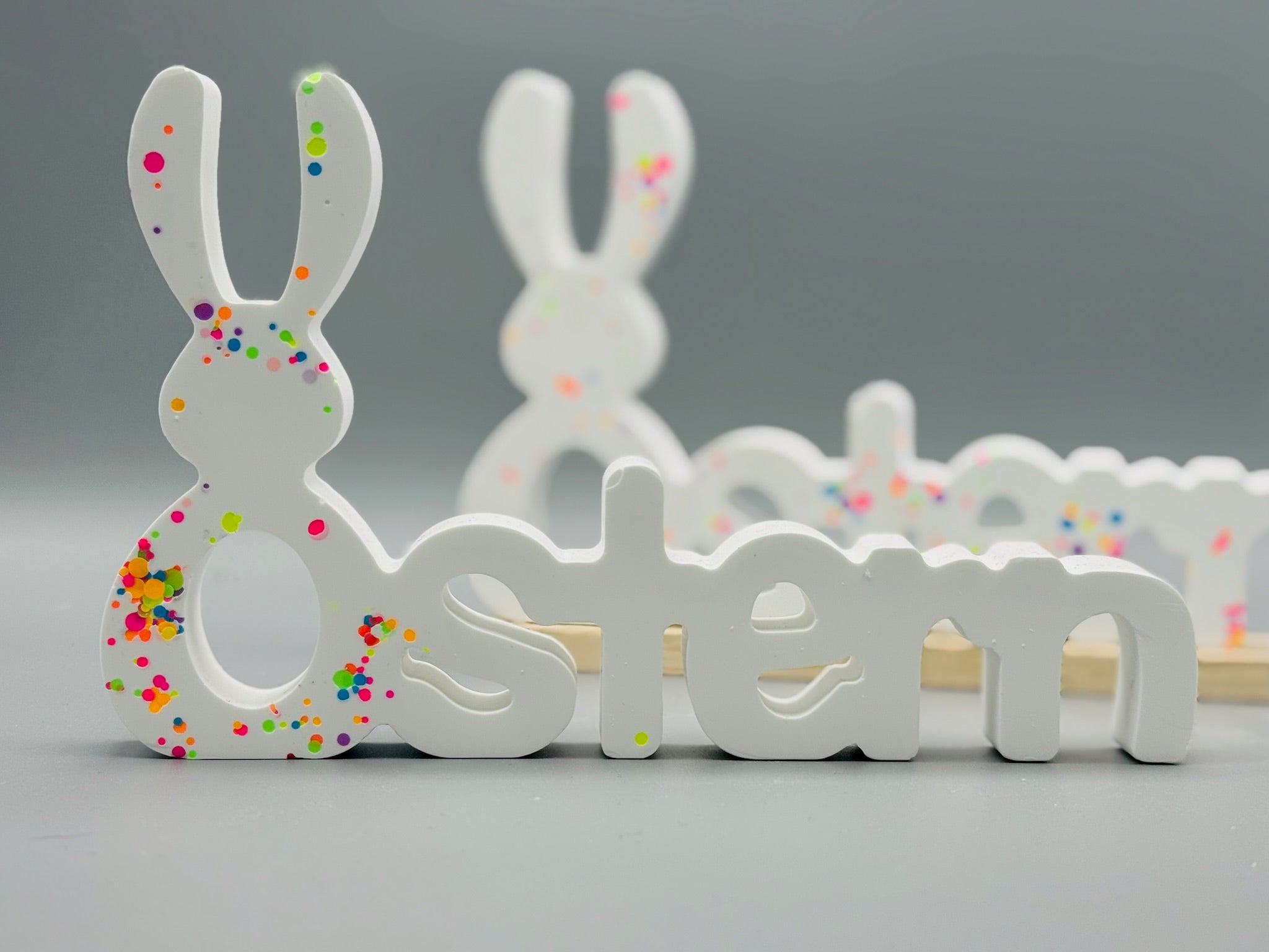 Dekorationsaufsteller „Ostern“ mit Hasenmotiv aus Keraflott – handgefertigter Schriftzug mit Figur