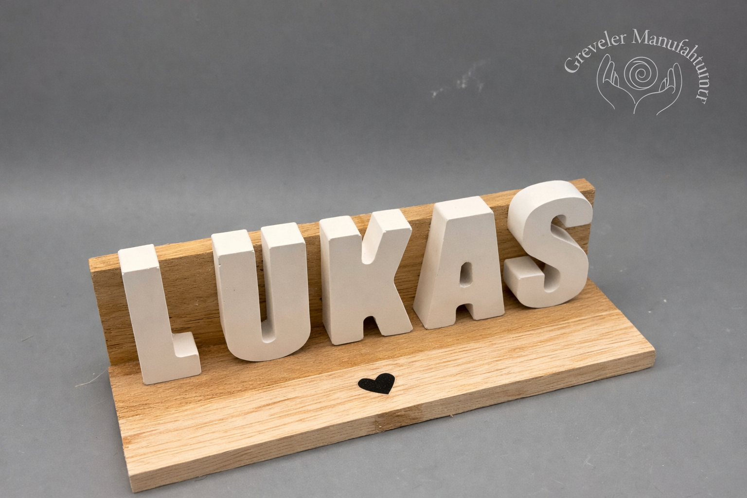 Personalisiertes Namensschild aus Gießmasse auf Holzsockel – Deko mit Name