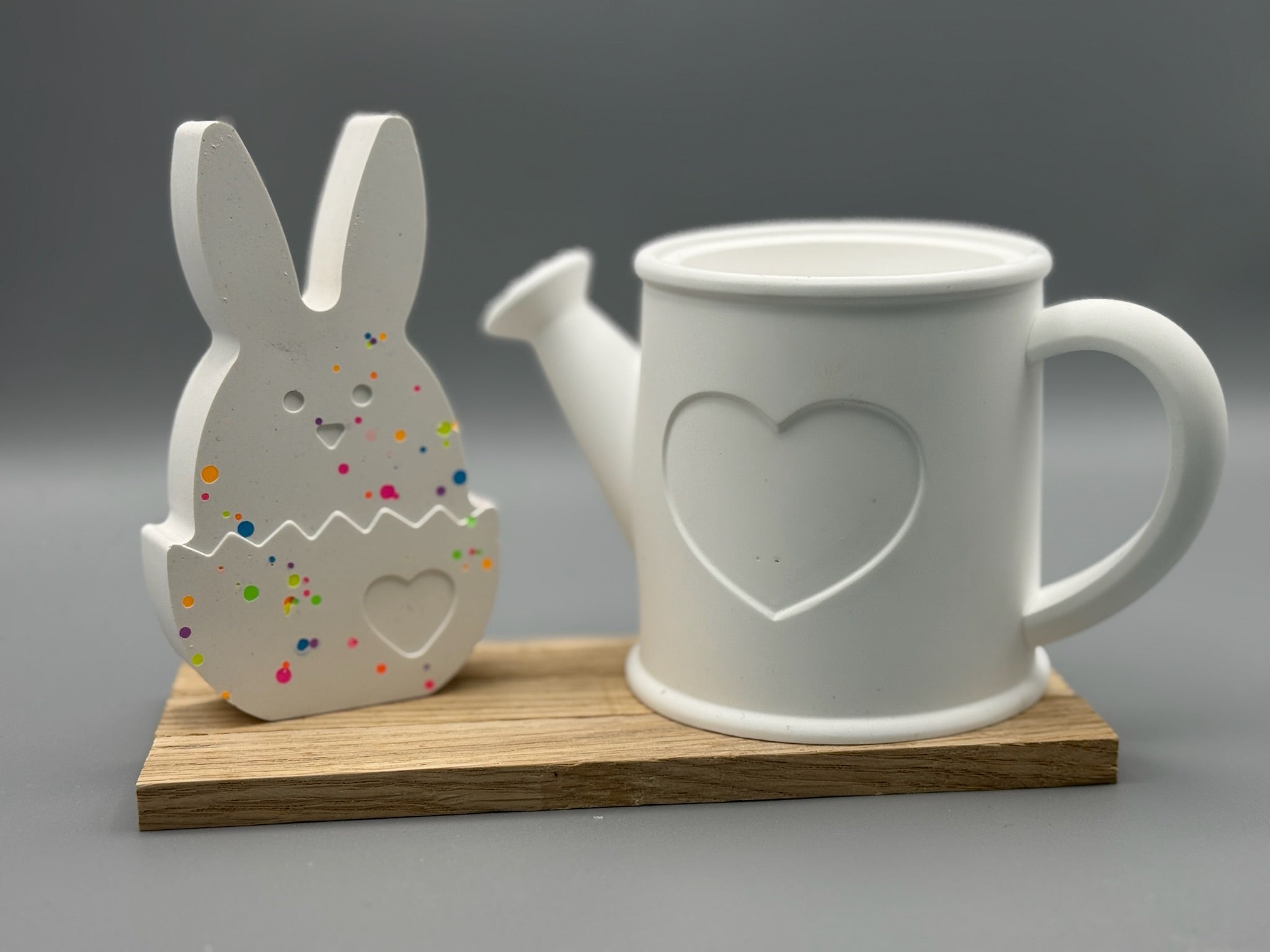 Handgefertigte Keraflott Osterdeko – Hasenfigur & Gießkannen-Übertopf
